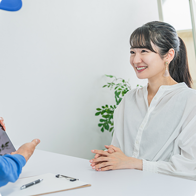 笑顔で相談する女性客